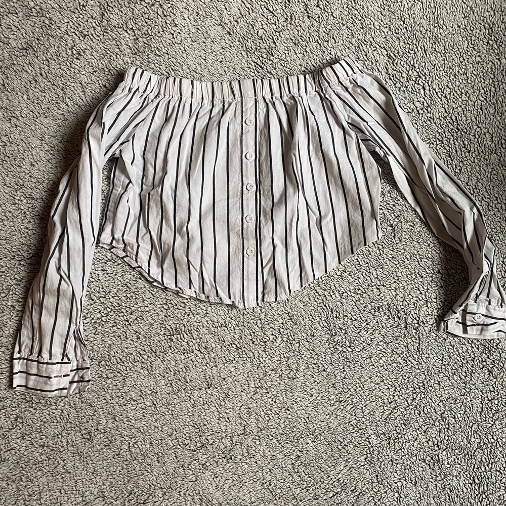 NWOT Super cute off shoulder pinstripe crop top💅